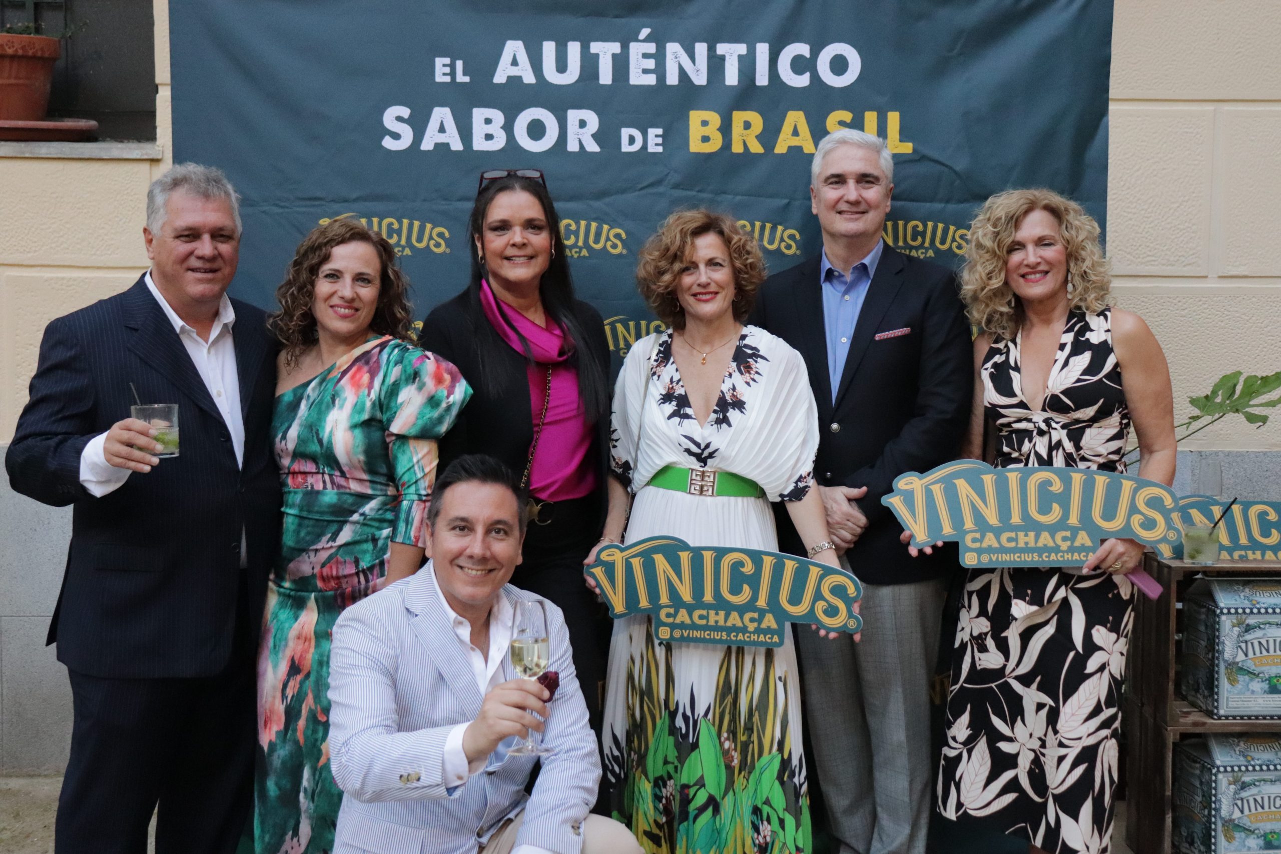 Dueño de la destileria, Embajador y Representantes de Hisumer